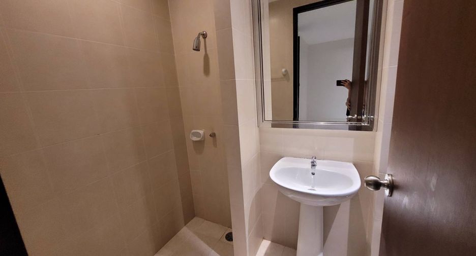 For rent 4 bedrooms condo in Khlong Toei, Bangkok