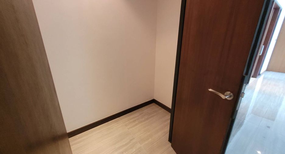 For rent 4 bedrooms condo in Khlong Toei, Bangkok