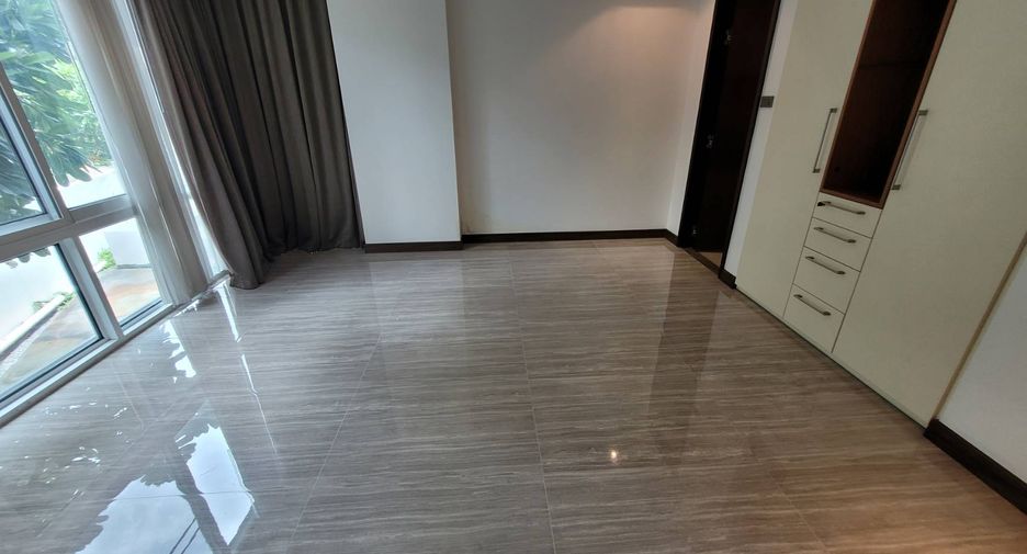 For rent 4 bedrooms condo in Khlong Toei, Bangkok