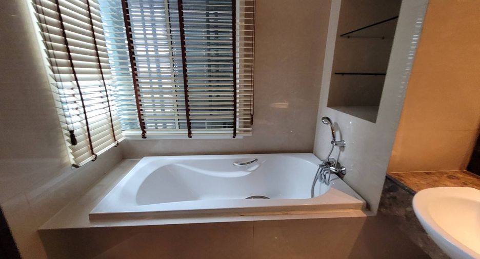 For rent 4 bedrooms condo in Khlong Toei, Bangkok