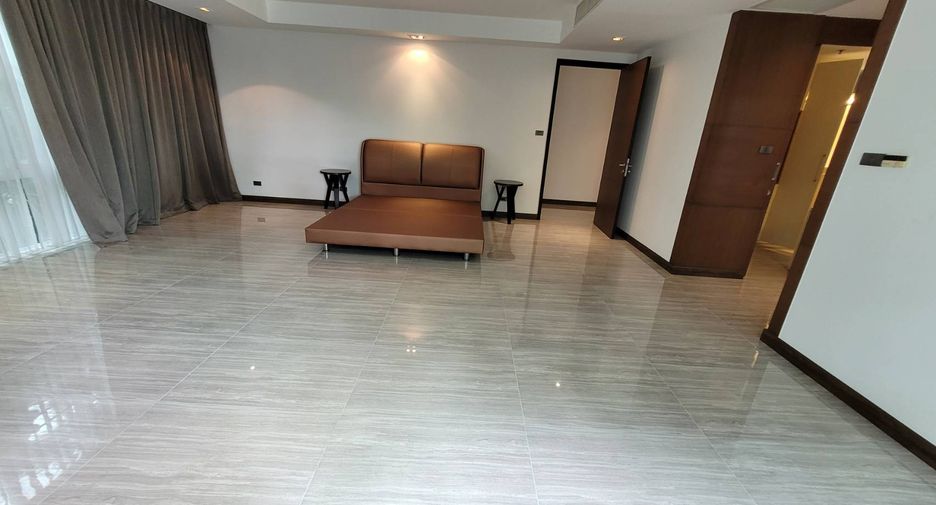 For rent 4 bedrooms condo in Khlong Toei, Bangkok