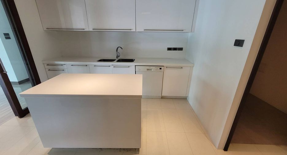 For rent 4 bedrooms condo in Khlong Toei, Bangkok