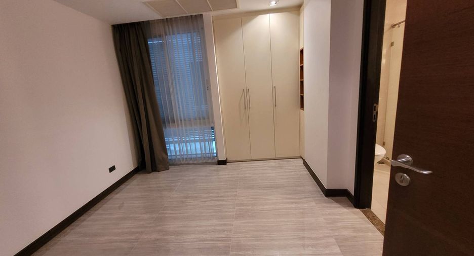 For rent 4 bedrooms condo in Khlong Toei, Bangkok