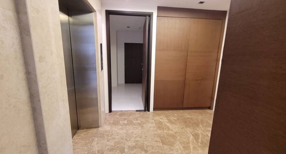 For rent 4 bedrooms condo in Khlong Toei, Bangkok