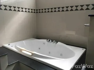 Casa en venta de 4 habitaciones en Phra Khanong, Bangkok