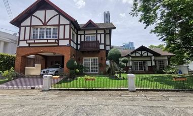Haus zum Kauf mit 4 Zimmer in Phra Khanong, Bangkok