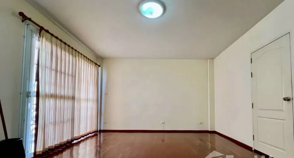 For sale 4 bedrooms townhouse in Mueang Nonthaburi, Nonthaburi