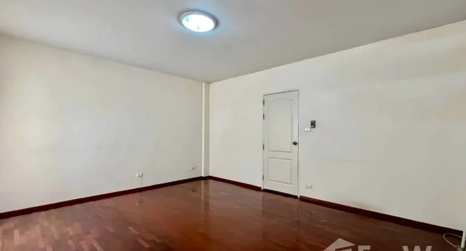 For sale 4 bedrooms townhouse in Mueang Nonthaburi, Nonthaburi