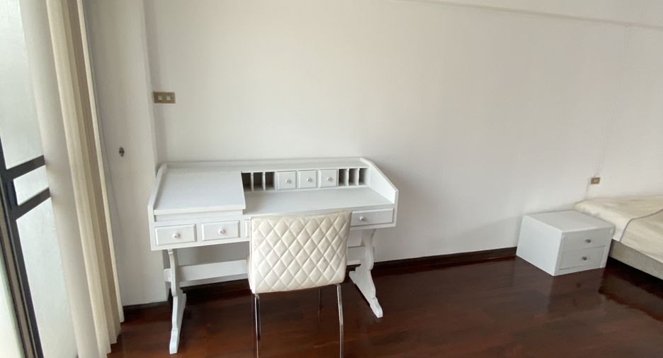 Condo en alquiler de 3 habitaciones en Watthana, Bangkok