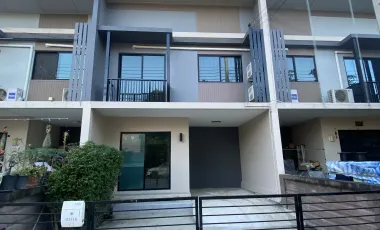 Casa adosada en venta de 3 habitaciones en Bang Bo, Samut Prakan
