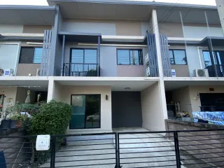 Casa adosada en venta de 3 habitaciones en Bang Bo, Samut Prakan