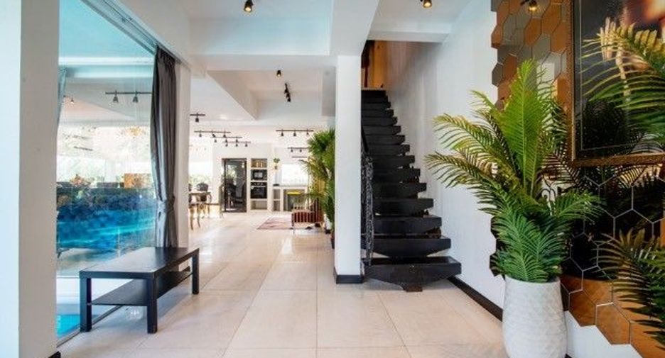 À vendre et à louer 8 chambres villa à Jomtien, Pattaya