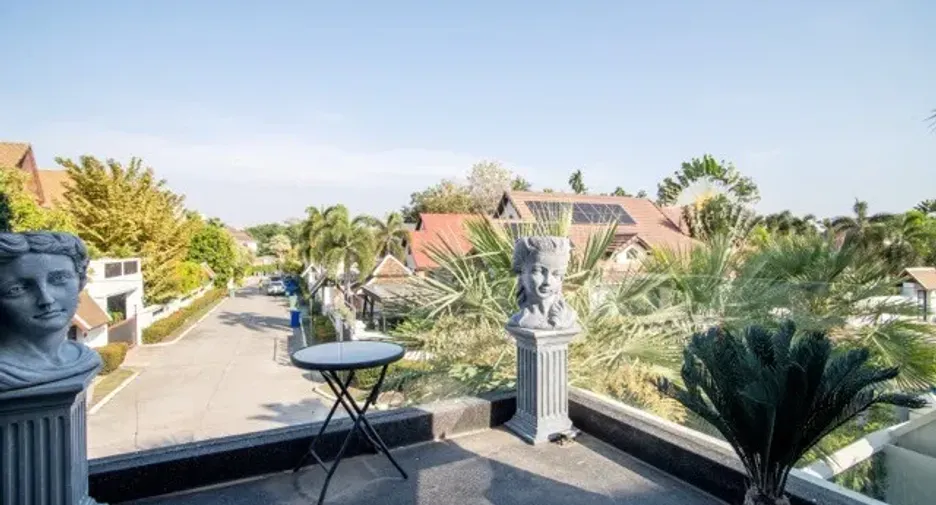 À vendre et à louer 8 chambres villa à Jomtien, Pattaya