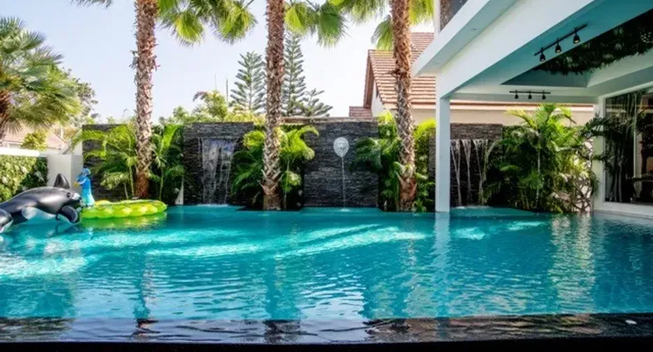 À vendre et à louer 8 chambres villa à Jomtien, Pattaya