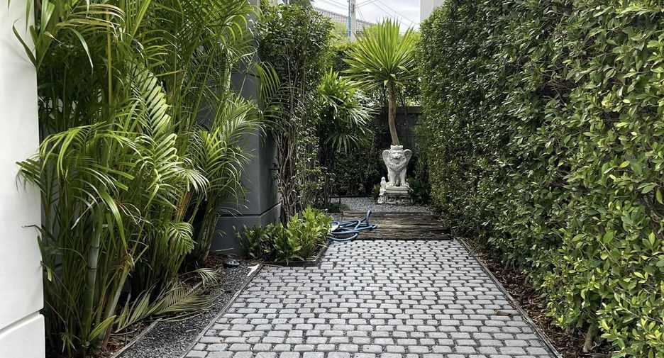 For sale 4 bedrooms house in Lat Krabang, Bangkok