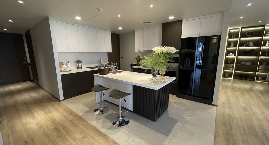 For rent 3 bedrooms apartment in Khlong Toei, Bangkok