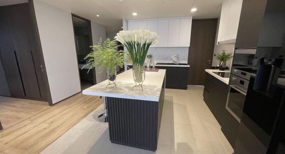For rent 3 bedrooms apartment in Khlong Toei, Bangkok