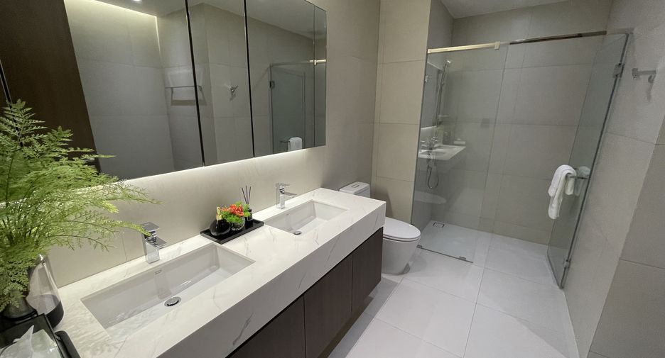For rent 3 bedrooms apartment in Khlong Toei, Bangkok
