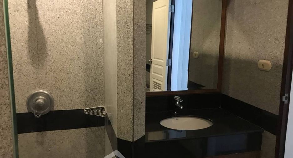 For rent 3 bedrooms condo in Pathum Wan, Bangkok