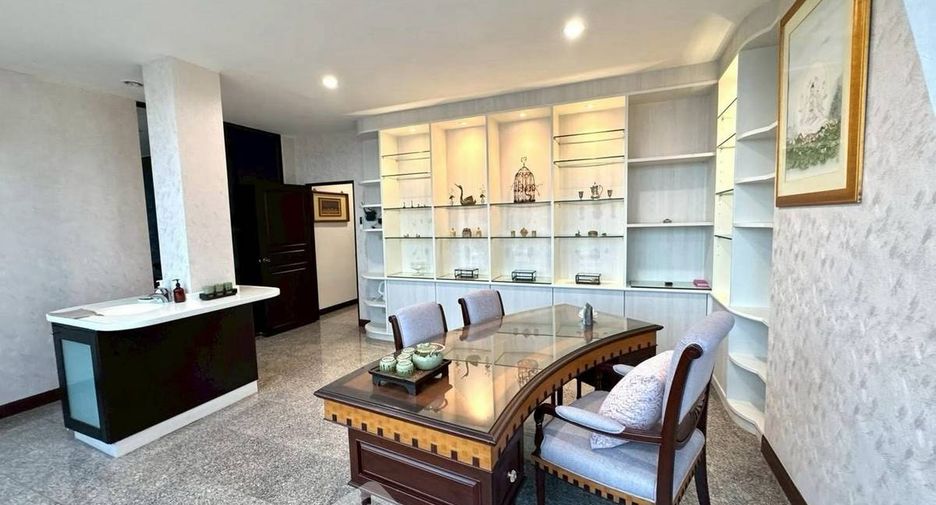 For rent 3 bedrooms condo in Watthana, Bangkok