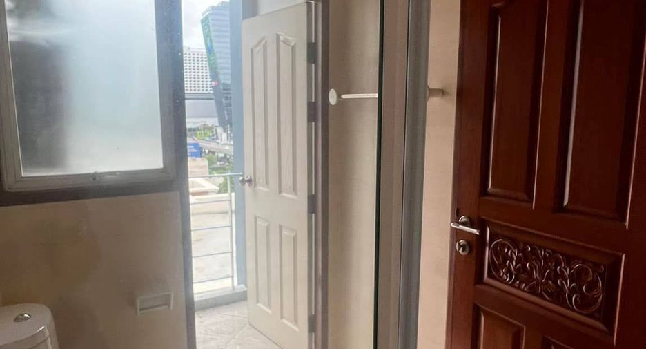 For sale 1 bed condo in Huai Khwang, Bangkok