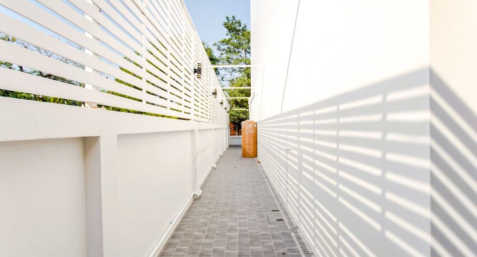For sale 6 bedrooms house in Lat Phrao, Bangkok