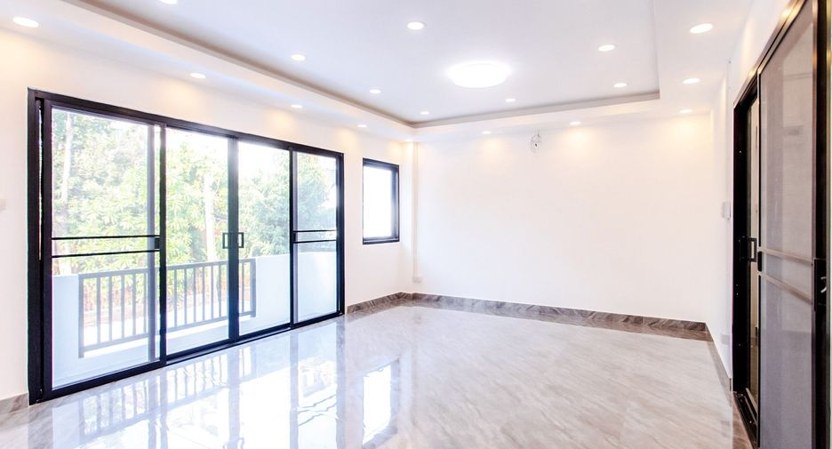 For sale 6 bedrooms house in Lat Phrao, Bangkok
