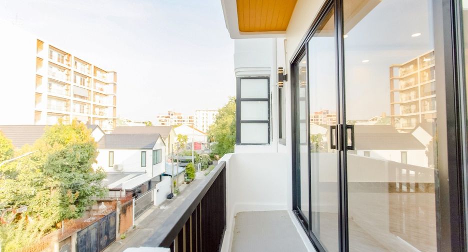 For sale 6 bedrooms house in Lat Phrao, Bangkok