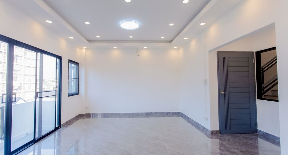 For sale 6 bedrooms house in Lat Phrao, Bangkok