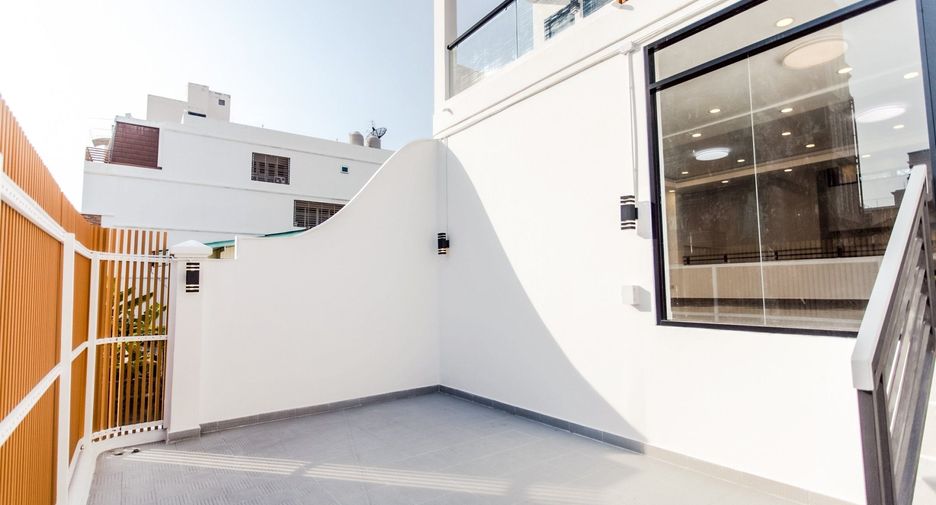 For sale 6 bedrooms house in Lat Phrao, Bangkok