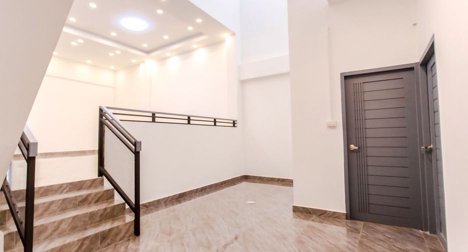 For sale 6 bedrooms house in Lat Phrao, Bangkok