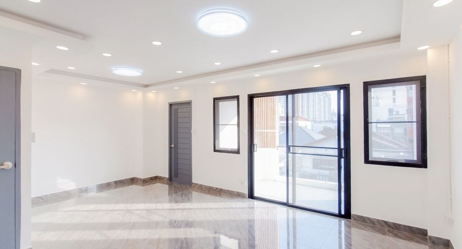 For sale 6 bedrooms house in Lat Phrao, Bangkok