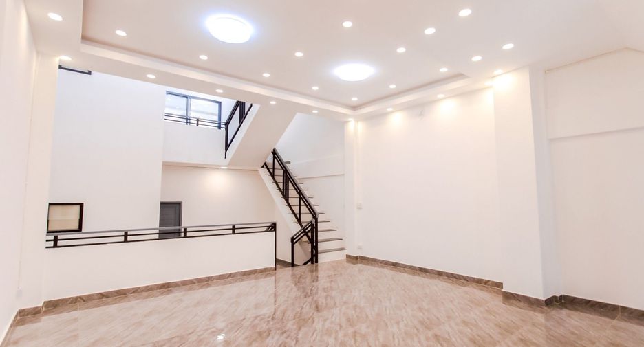 For sale 6 bedrooms house in Lat Phrao, Bangkok