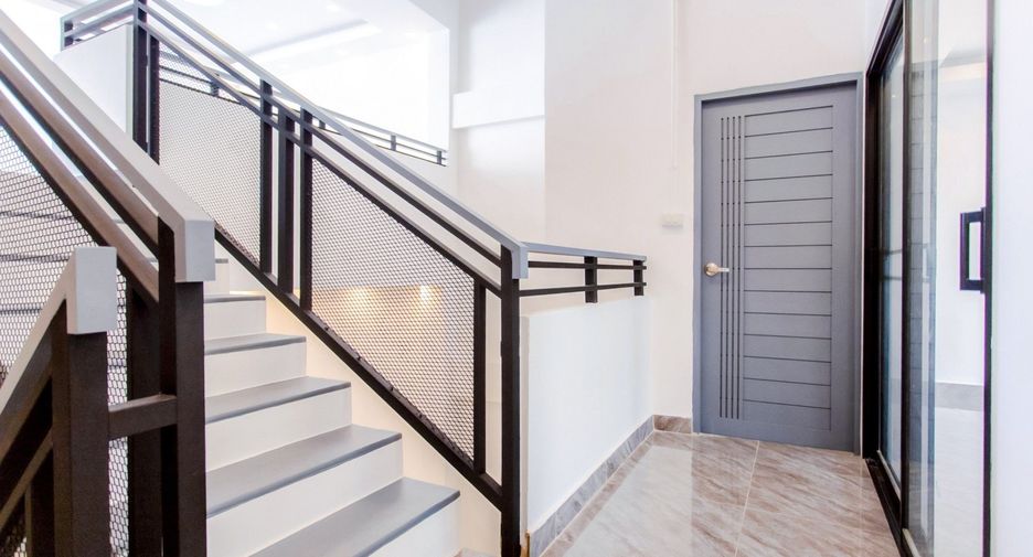 For sale 6 bedrooms house in Lat Phrao, Bangkok