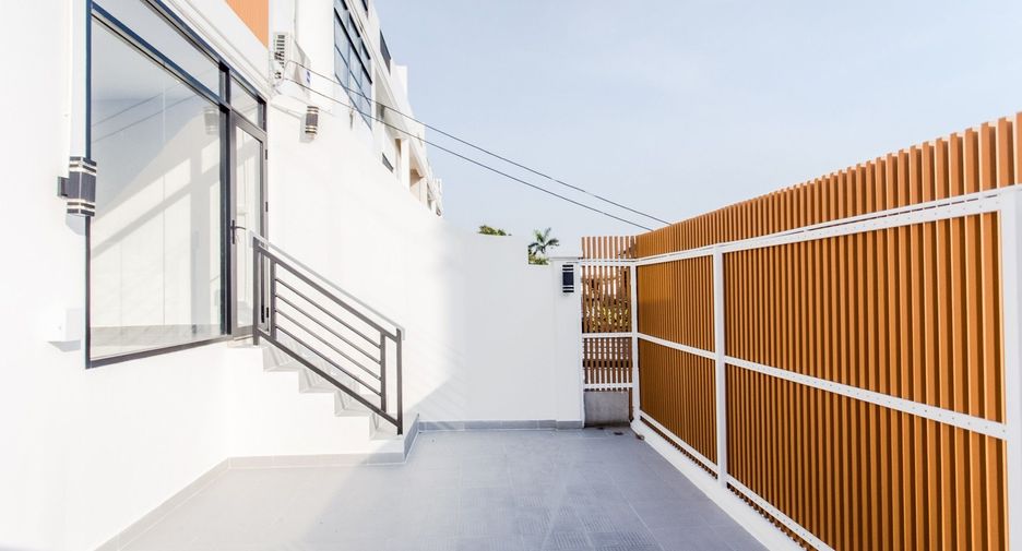 For sale 6 bedrooms house in Lat Phrao, Bangkok