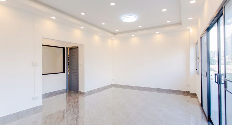 For sale 6 bedrooms house in Lat Phrao, Bangkok