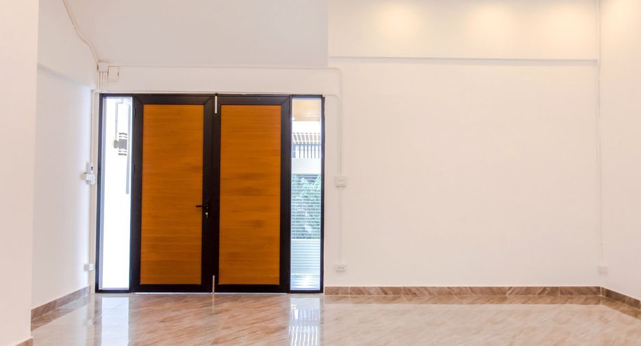 For sale 6 bedrooms house in Lat Phrao, Bangkok