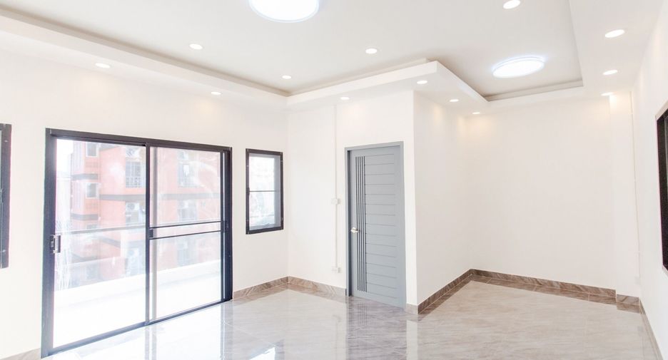 For sale 6 bedrooms house in Lat Phrao, Bangkok