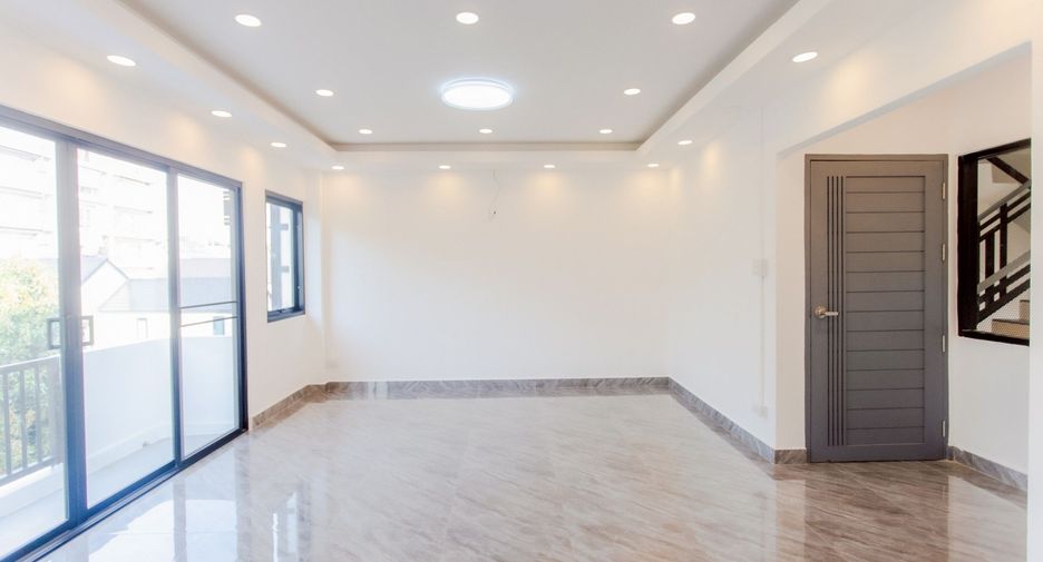 For sale 6 bedrooms house in Lat Phrao, Bangkok