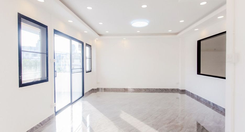 For sale 6 bedrooms house in Lat Phrao, Bangkok