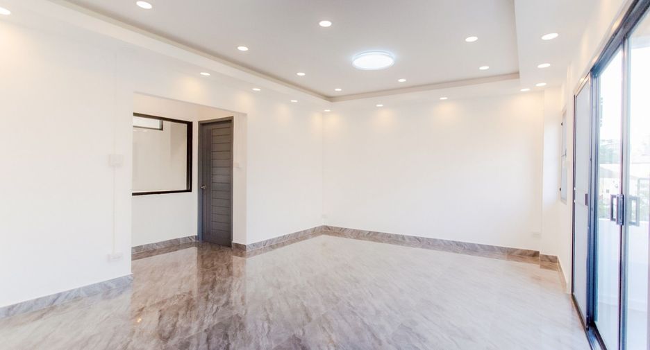 For sale 6 bedrooms house in Lat Phrao, Bangkok