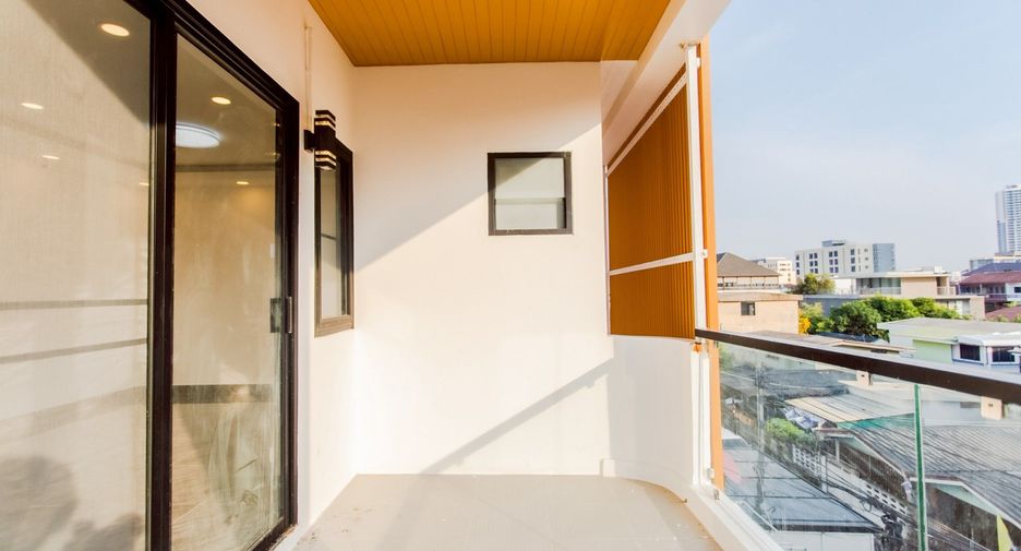 For sale 6 bedrooms house in Lat Phrao, Bangkok