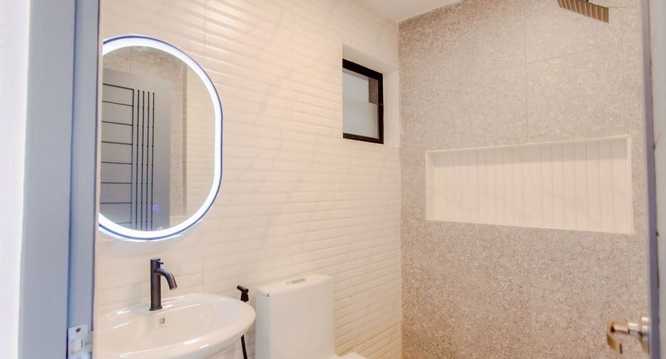 For sale 6 bedrooms house in Lat Phrao, Bangkok
