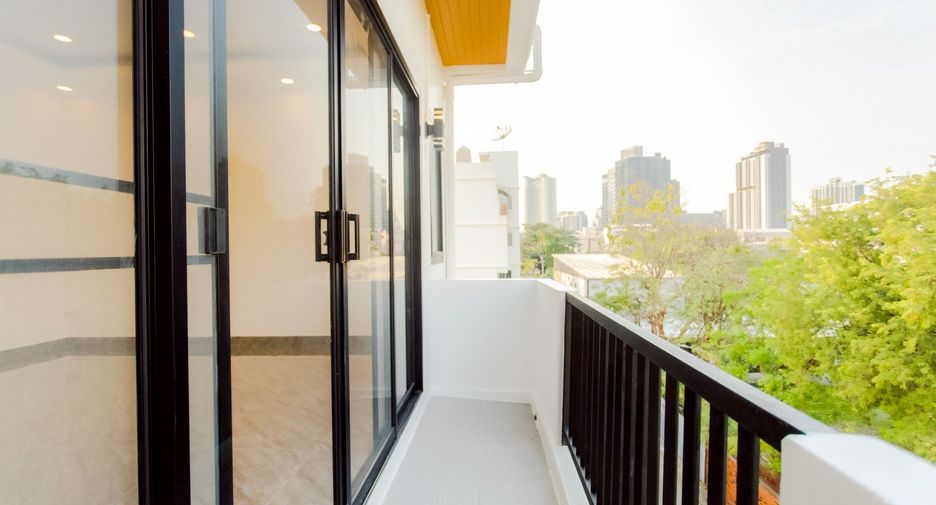 For sale 6 bedrooms house in Lat Phrao, Bangkok