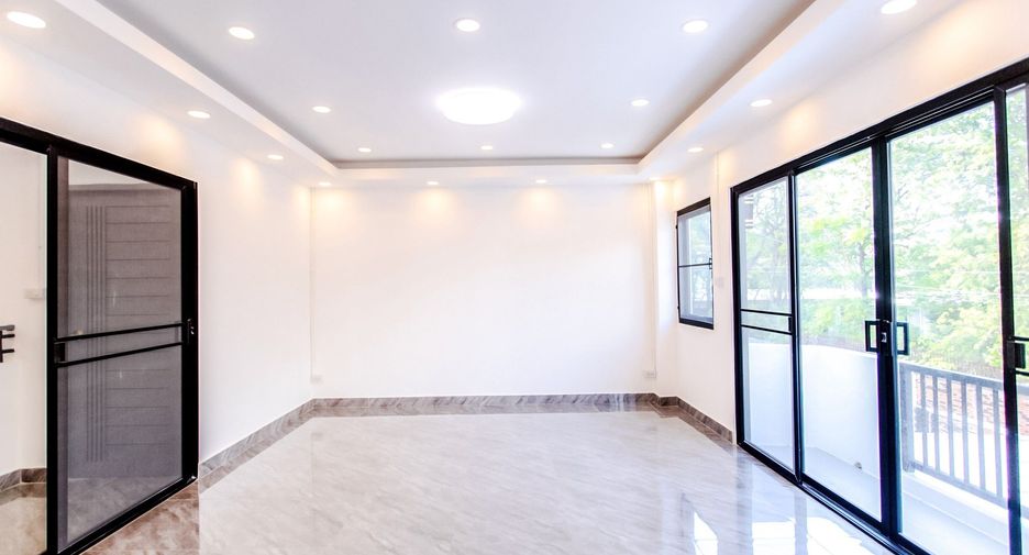 For sale 6 bedrooms house in Lat Phrao, Bangkok
