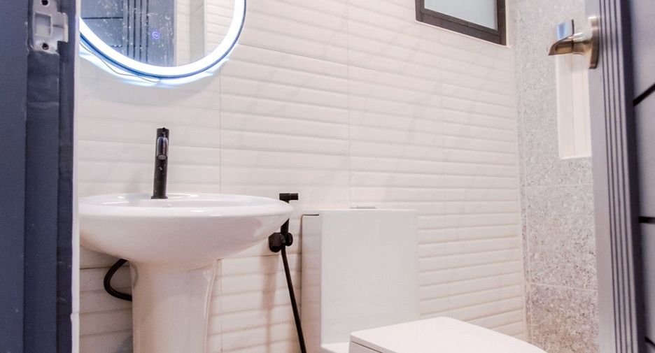 For sale 6 bedrooms house in Lat Phrao, Bangkok