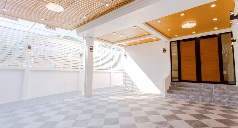 For sale 6 bedrooms house in Lat Phrao, Bangkok