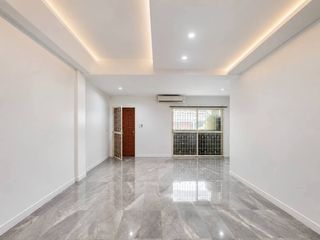 出租 3 卧室 联排别墅 在 Khlong Toei, 曼谷
