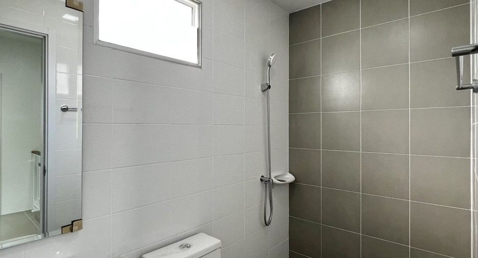 For sale 3 bedrooms townhouse in Mueang Samut Prakan, Samut Prakan