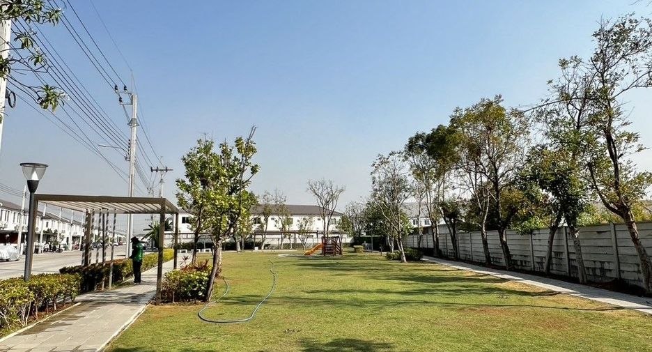 For sale 3 bedrooms townhouse in Mueang Samut Prakan, Samut Prakan